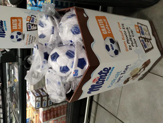 Gratis-Fußball bei Kauf von 2 x Monte Eis Multipack oder Cup lokal (nur?) bei Marktkauf