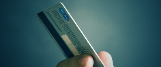 Aus für Kreditkartengebühren 2018 - Extrakosten beim Online-Shopping fallen weg