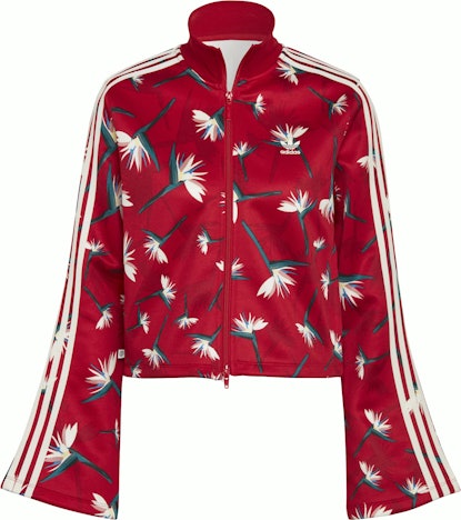 Adidas Originals (X Thebe Magugu) Beckenbauer Jacke für 62€ – Trainingsjacke in Rot mit Paradiesvogel-Print
