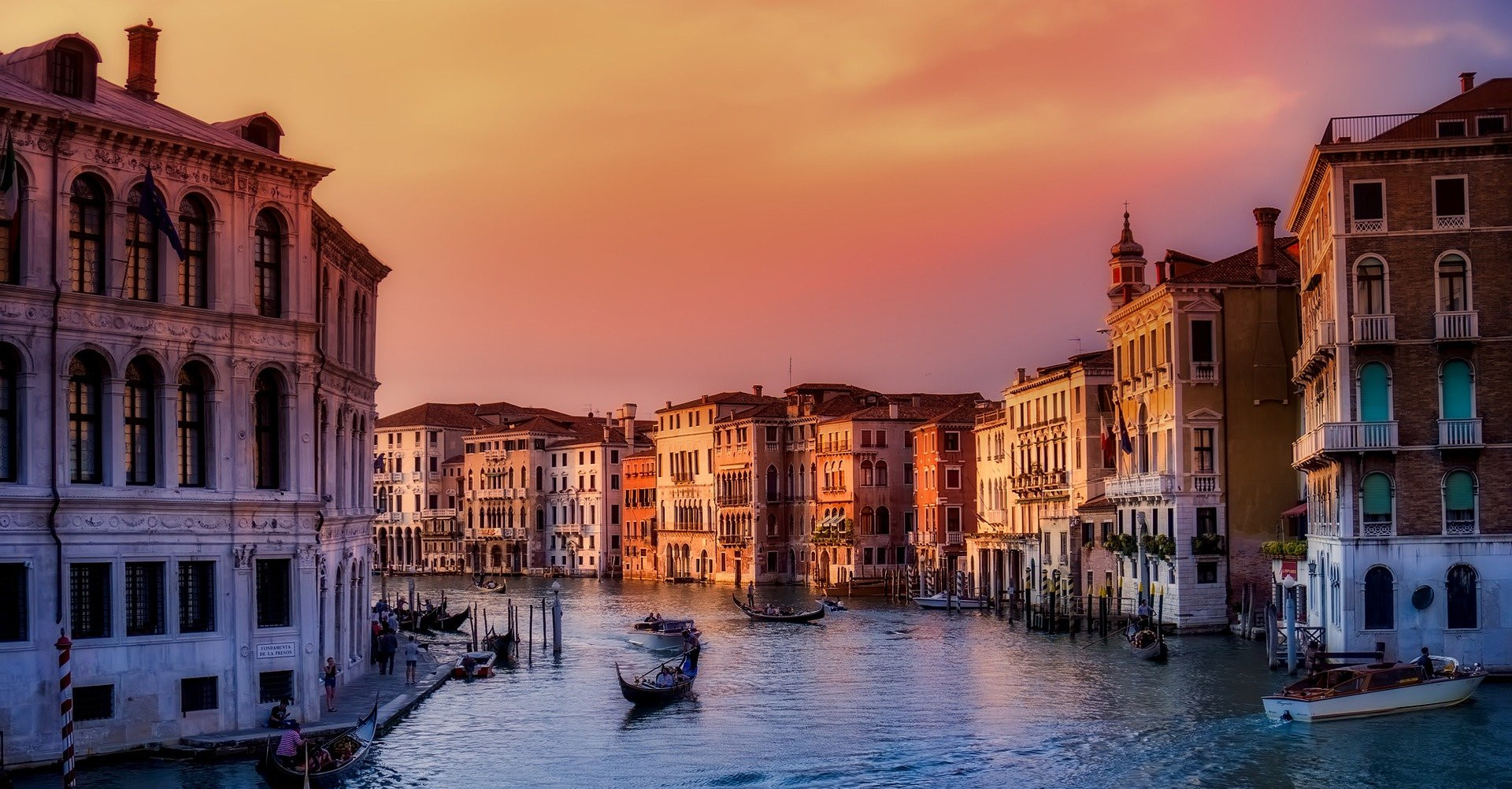 Flanieren auf dem Markusplatz: Günstige Hin- &amp; Rückflüge aus Deutschland nach Venedig ab 20€