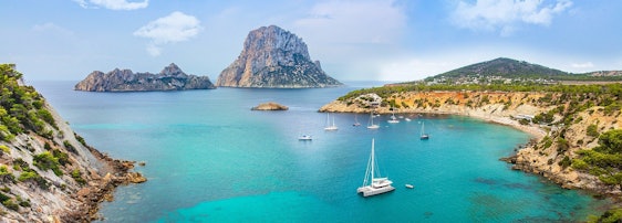Ibiza Urlaub: 4-5 Tage im 3*Hotel inkl. Halbpension, Transfer u. Flüge ab 464€/Person
