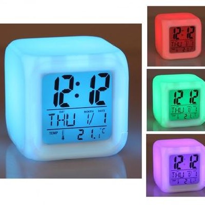 LED Wecker Cube mit 7 Farben und LCD für 8,99 €
