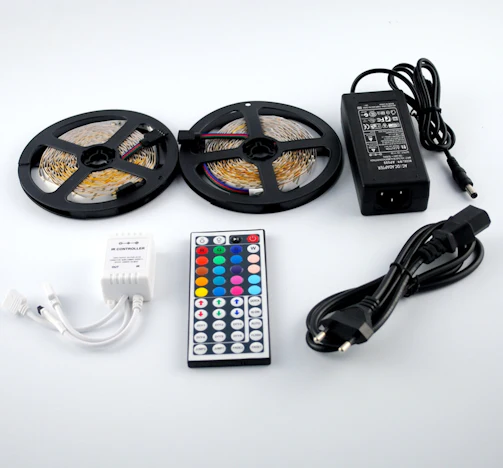 16.4FT Flexible LED-Streifen, 300 Stück SMD 2835 LEDs, warmes Weiß 3000K, DC12V LED-Band