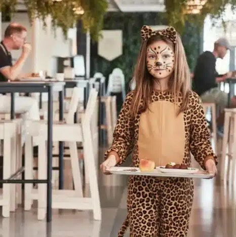 🌭Die IKEA-Filiale München Eching spendiert verkleideten Kindern einen Hot Dog.🧙♂️🦸♀️🧚♀️🧛♂️