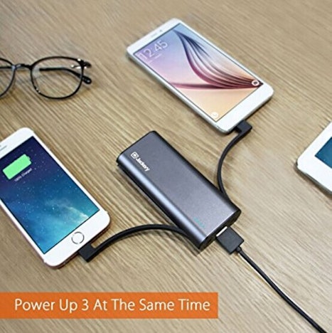 Jackery 3-Port-Powerbank mit Lightning Kabel und Micro-USB Kabel eingebaut