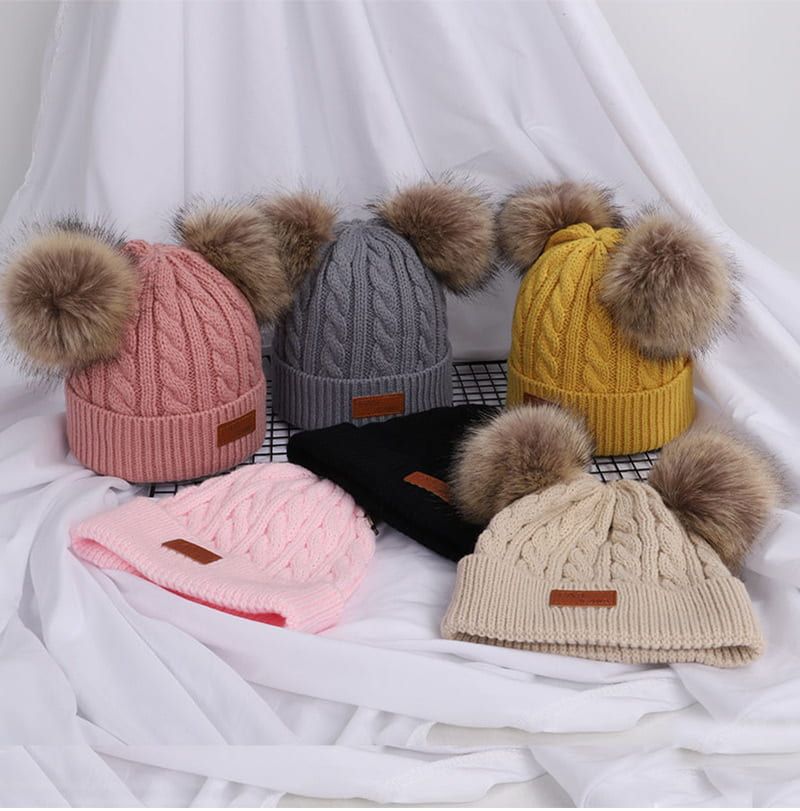 Herbst- und Wintermütze ist ein Zwei-Ball-Kinder-Strickmützenanzug