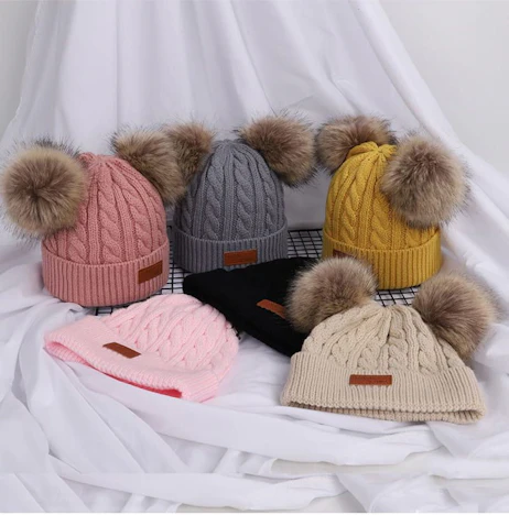 Herbst- und Wintermütze ist ein Zwei-Ball-Kinder-Strickmützenanzug