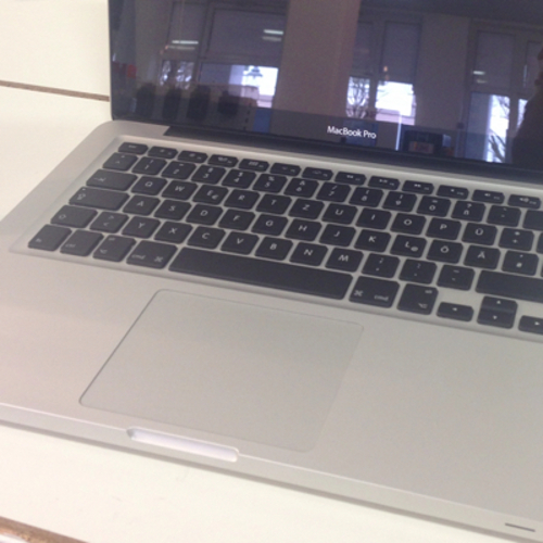 MacBook Pro 13" i7, 8GB, 750GB NEU