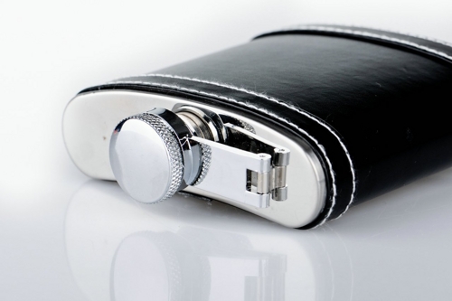 Penta 5 oz. Flachmann aus Edelstahl - mit Kunstleder in Schwarz für 14,99 EUR inkl. VSK