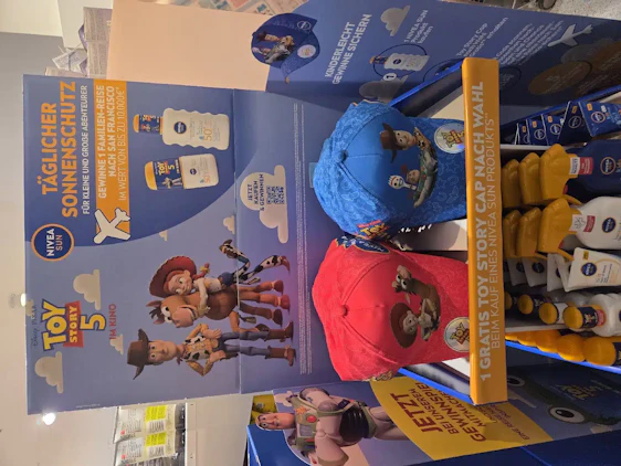 Gratis Kindercap im Toy Story 5 Style beim Kauf von einem Nivea Sun Produkt- nur vor Ort?-