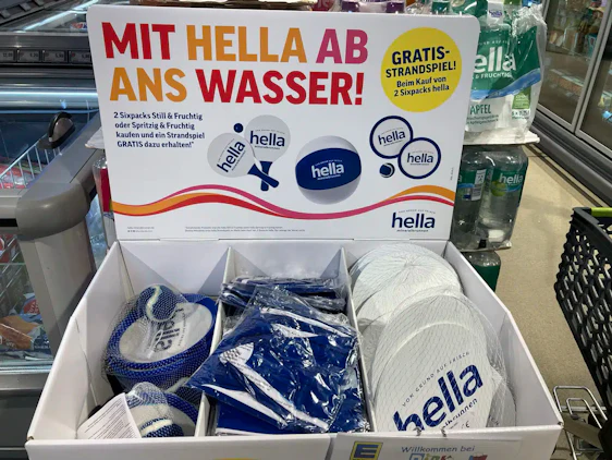 gratis Ball oder Strandspielset beim Kauf von 2 Sixpacks Hella Getränke